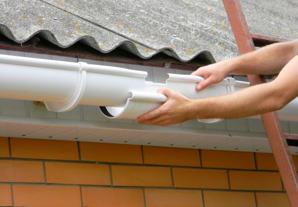 Gutter Hanging in Richland